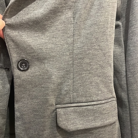 This blazer has shoulder pads. Split in the back, great condition - Picture 8 of 10